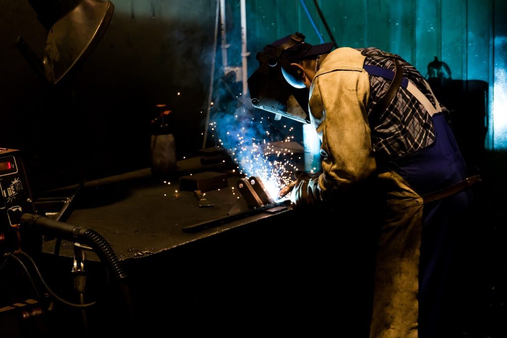 Odzież trudnopalna w przemyśle metalowym – kiedy jest niezbędna i jak ją dobrać?