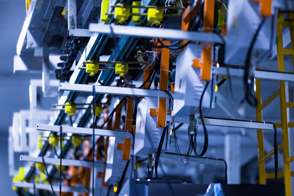 Siłownik elektryczny w maszynie przemysłowej – kiedy naprawdę opłaca się zastąpić pneumatykę?